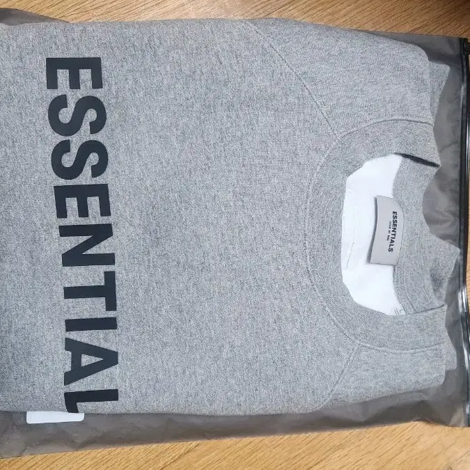 ESSENTIALS 긴팔