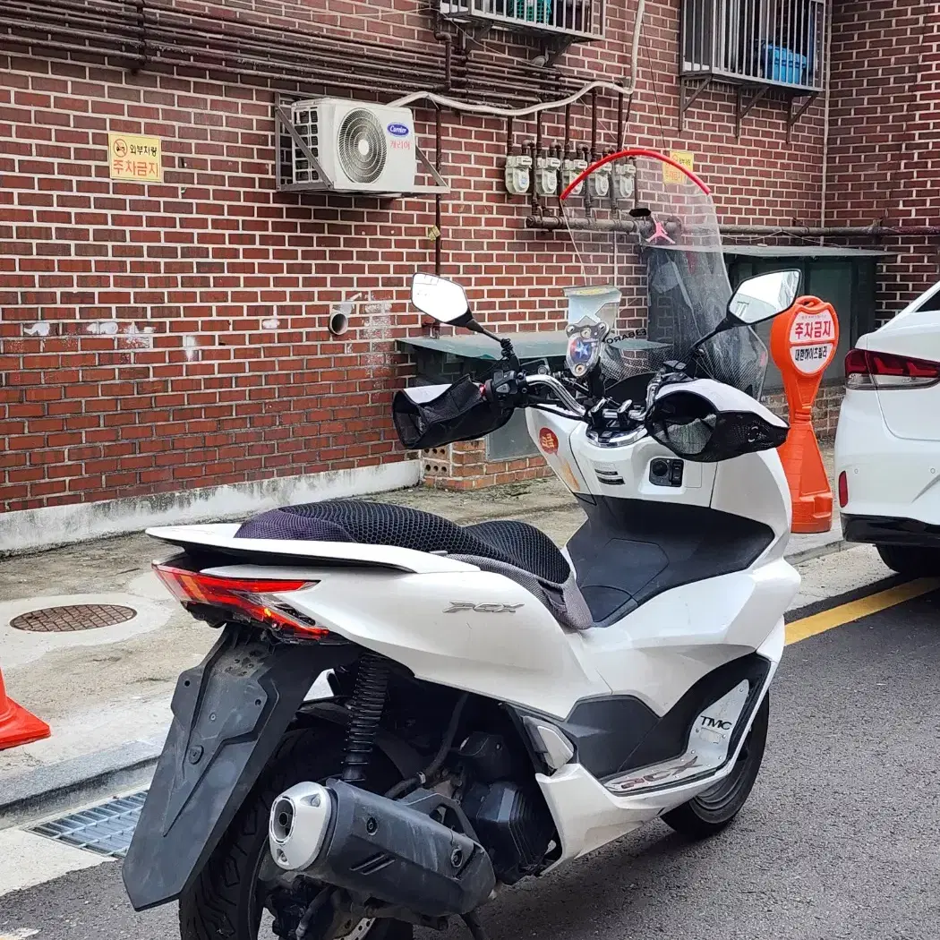 21년식 PCX125 ABS 화이트 팝니다