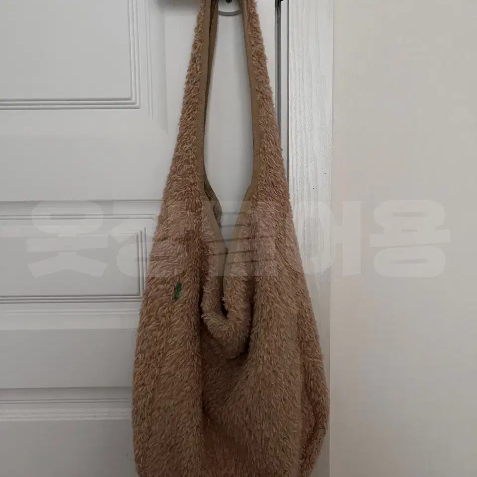 노컨텐츠 fake fur shoulder bag