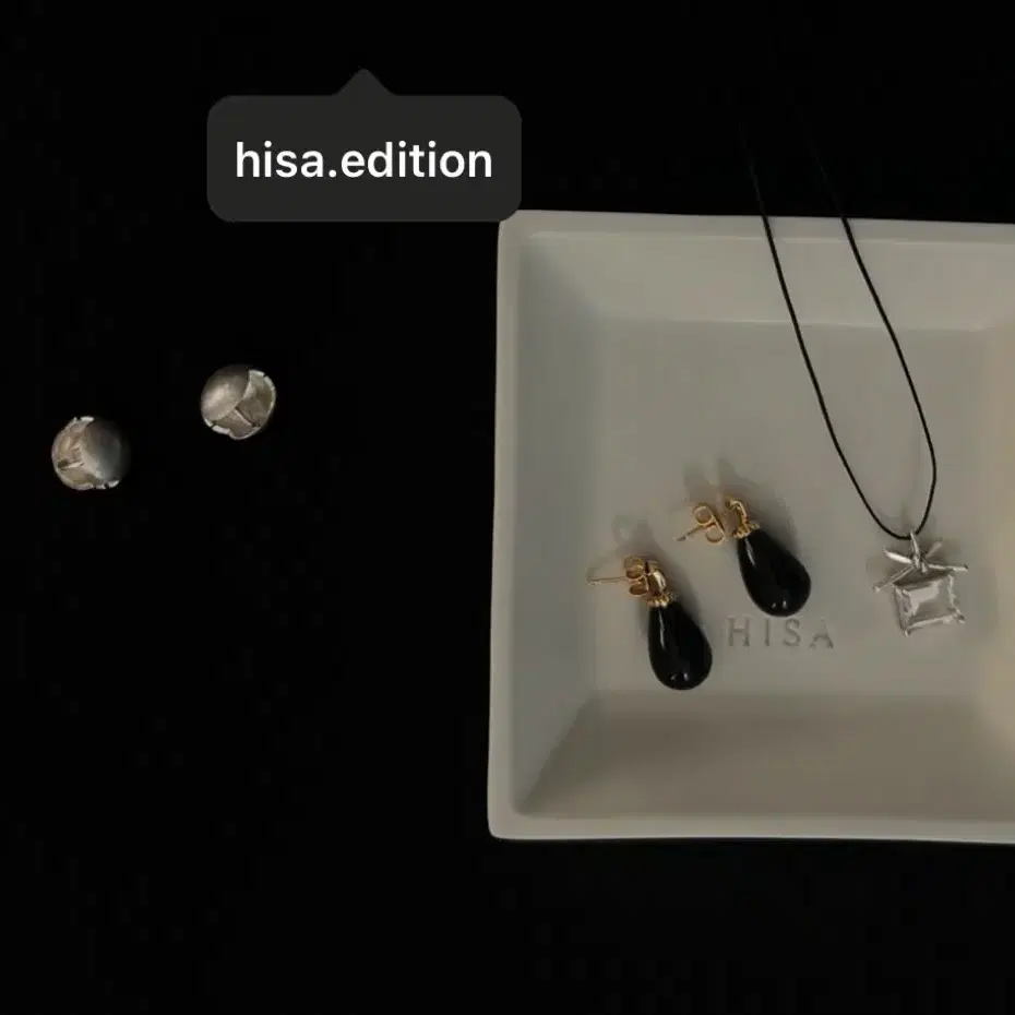 시에 HISA 히사 Gota Earrings. Onyx 미착용 새상품