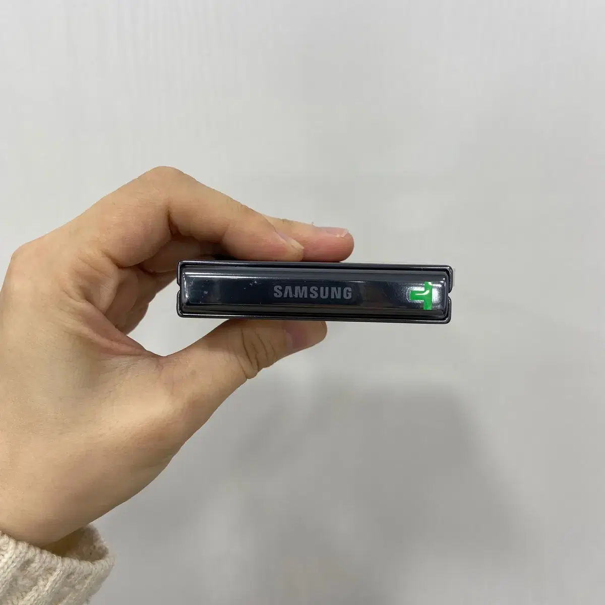 갤럭시Z플립5 그라파이트 256GB A급 삼성리퍼폰 팝니다 48070