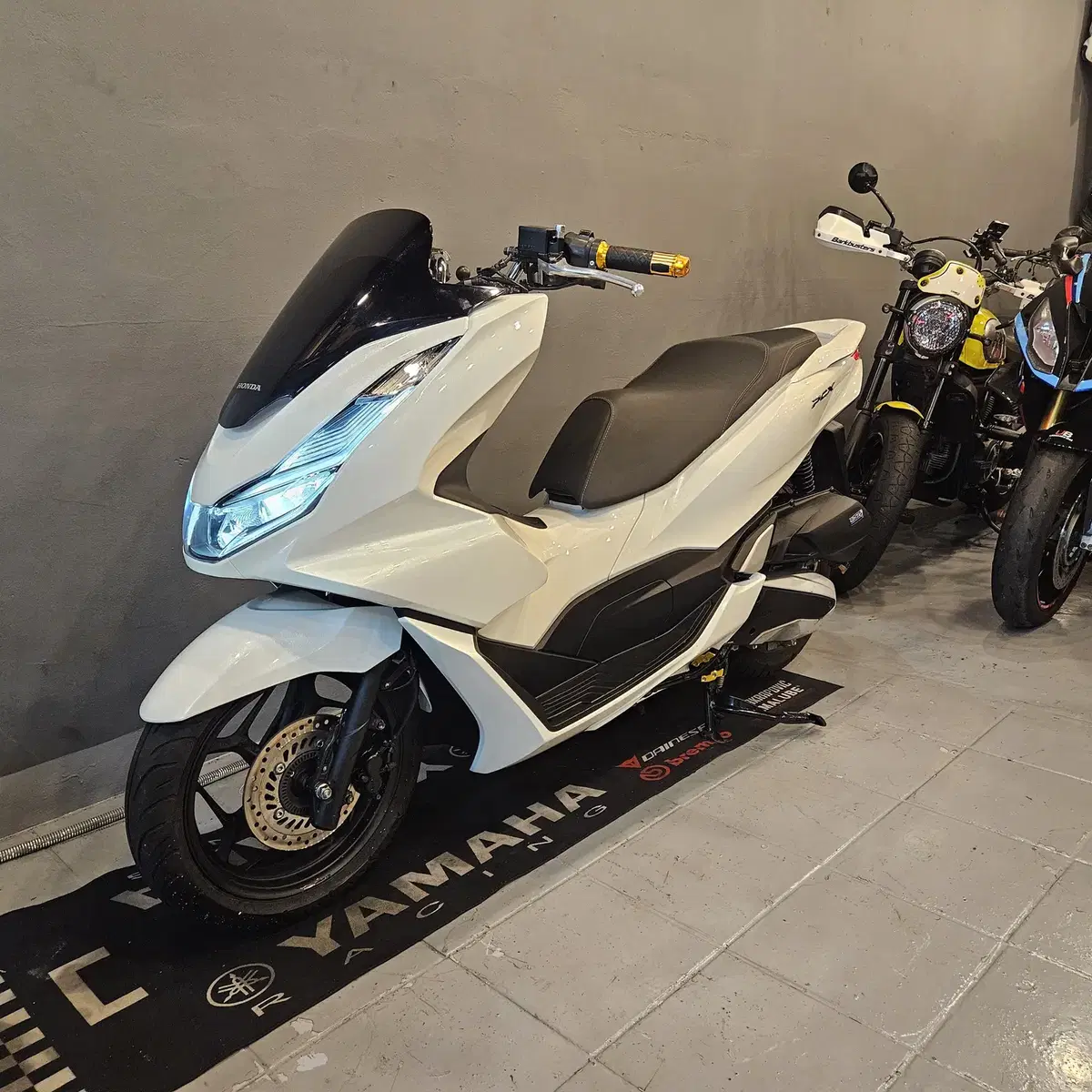 부산 PCX 21년식 화이트 색상 판매합니다.