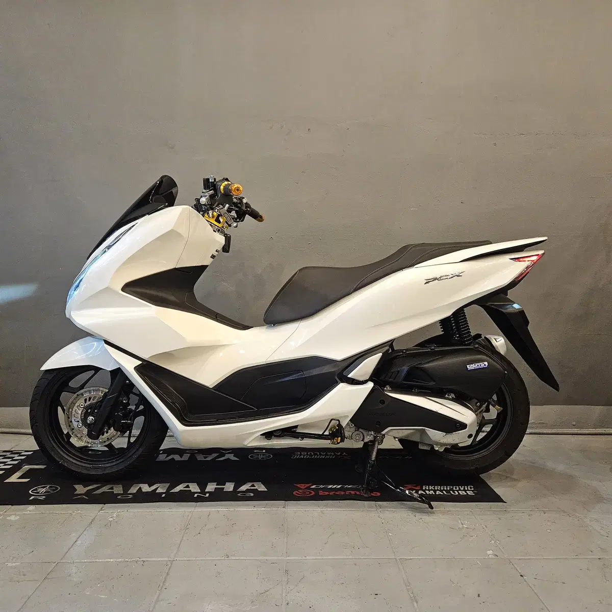 부산 PCX 21년식 화이트 색상 판매합니다.