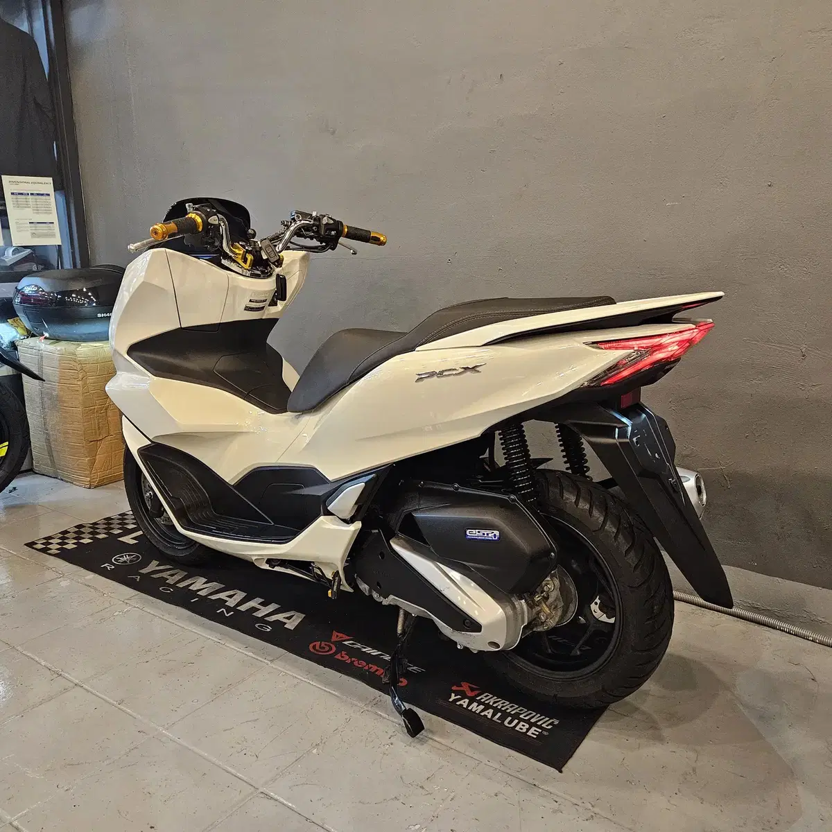 부산 PCX 21년식 화이트 색상 판매합니다.