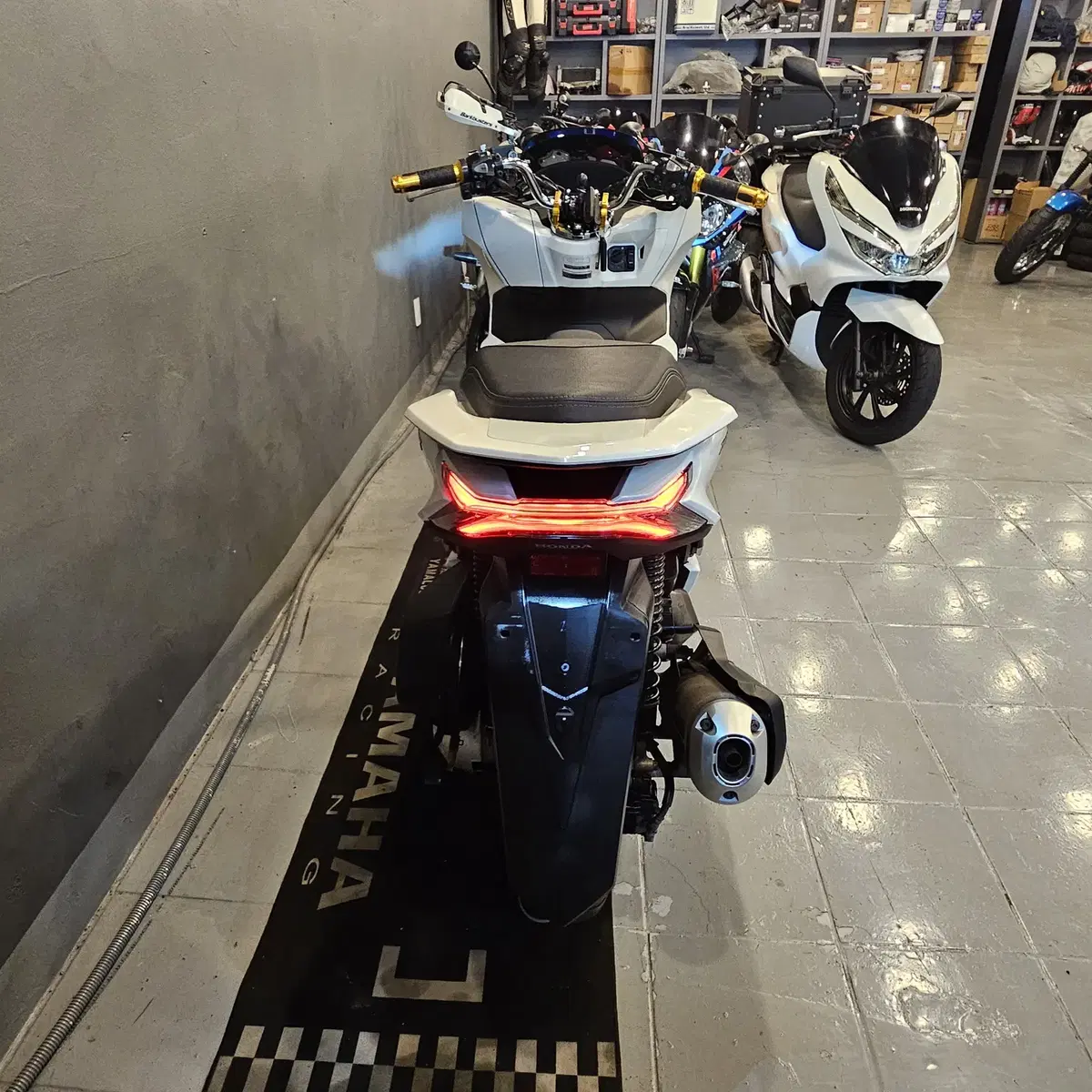 부산 PCX 21년식 화이트 색상 판매합니다.