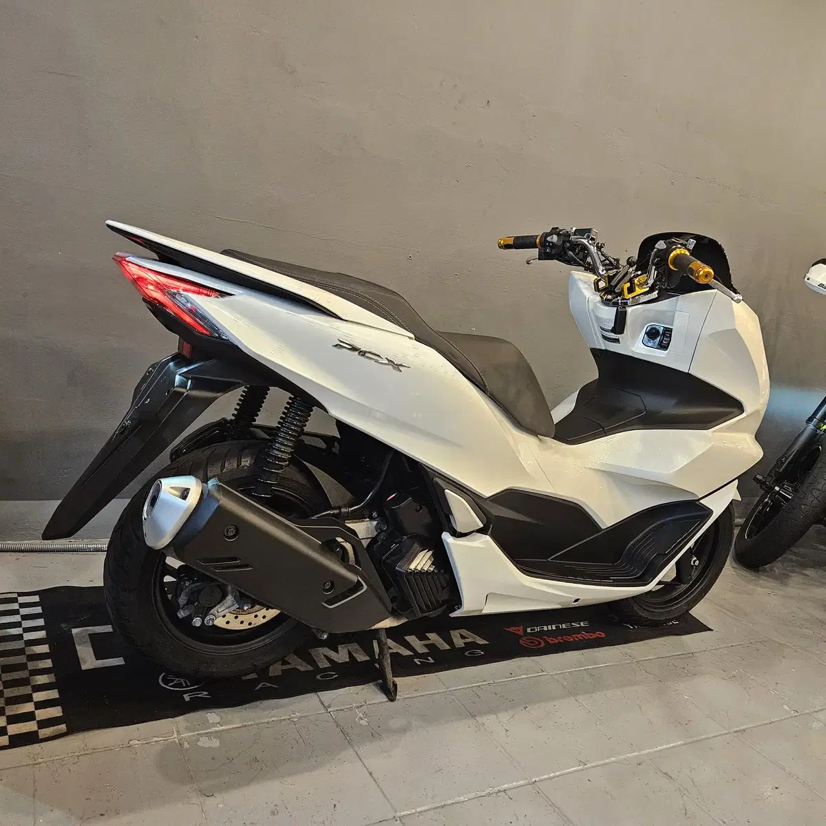 부산 PCX 21년식 화이트 색상 판매합니다.