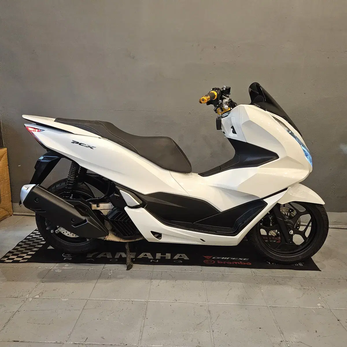 부산 PCX 21년식 화이트 색상 판매합니다.