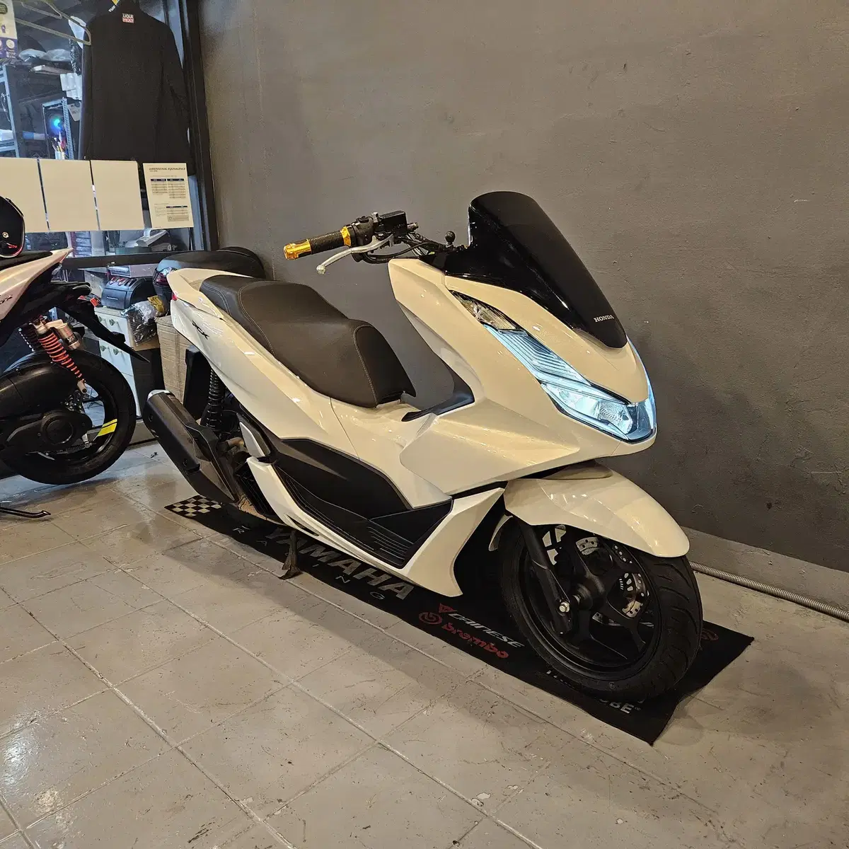 부산 PCX 21년식 화이트 색상 판매합니다.