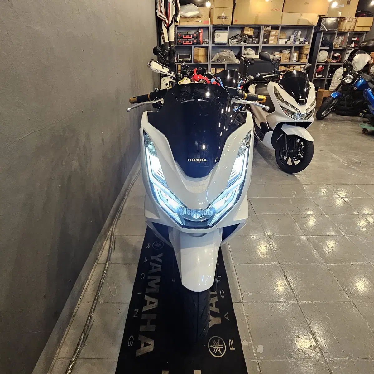 부산 PCX 21년식 화이트 색상 판매합니다.