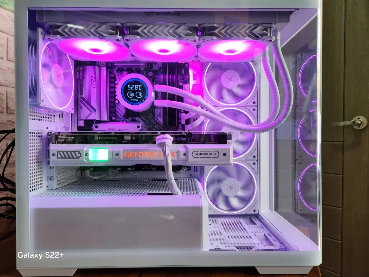 화이트 게이밍 컴퓨터 ( 9800X3D RTX4080SUPER  ) PC