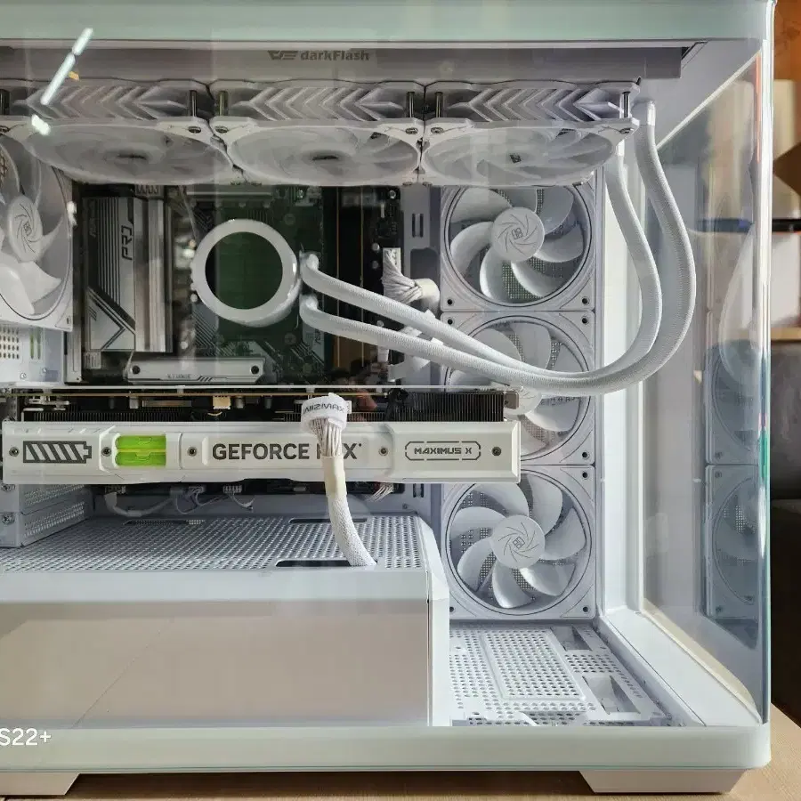 화이트 게이밍 컴퓨터 ( 9800X3D RTX4080SUPER  ) PC