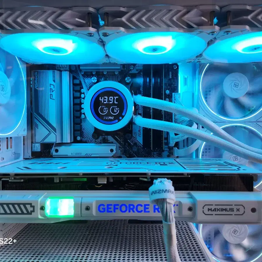 화이트 게이밍 컴퓨터 ( 9800X3D RTX4080SUPER  ) PC