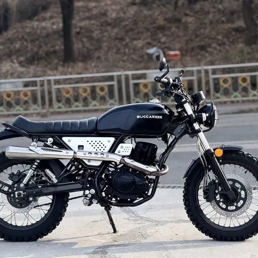 부캐너 125cc 23년형 1천키로대 신차급 차량 1인신조 판매합니다