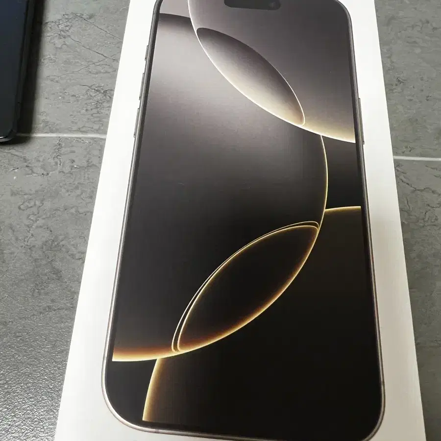 iPhone 16 pro 새제품. 색상 내추럴 티타니움 512gb