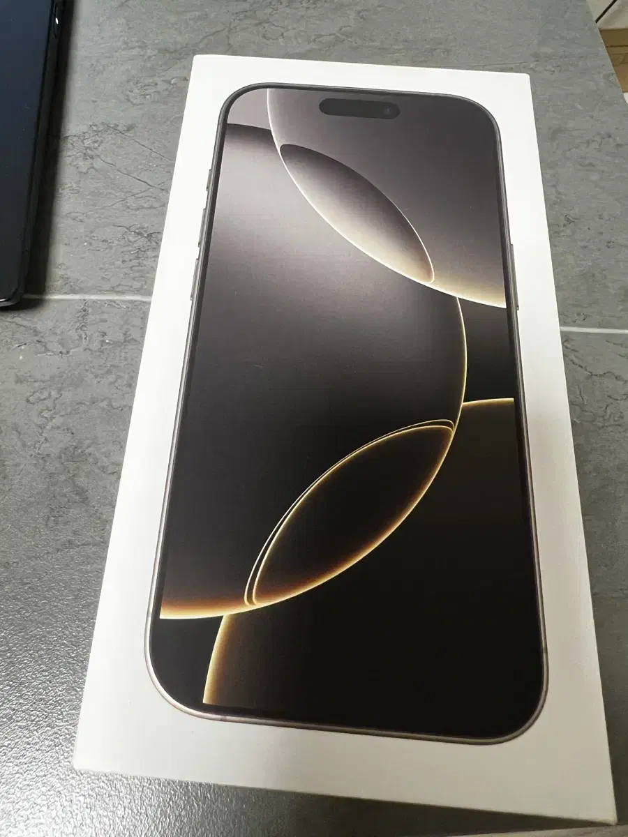 iPhone 16 pro 새제품. 색상 내추럴 티타니움 512gb