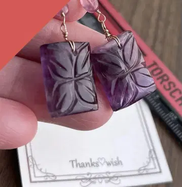 1개 퍼플 플로라이트 스퀘어 플라워 카빙 귀걸이 참루비 1개와