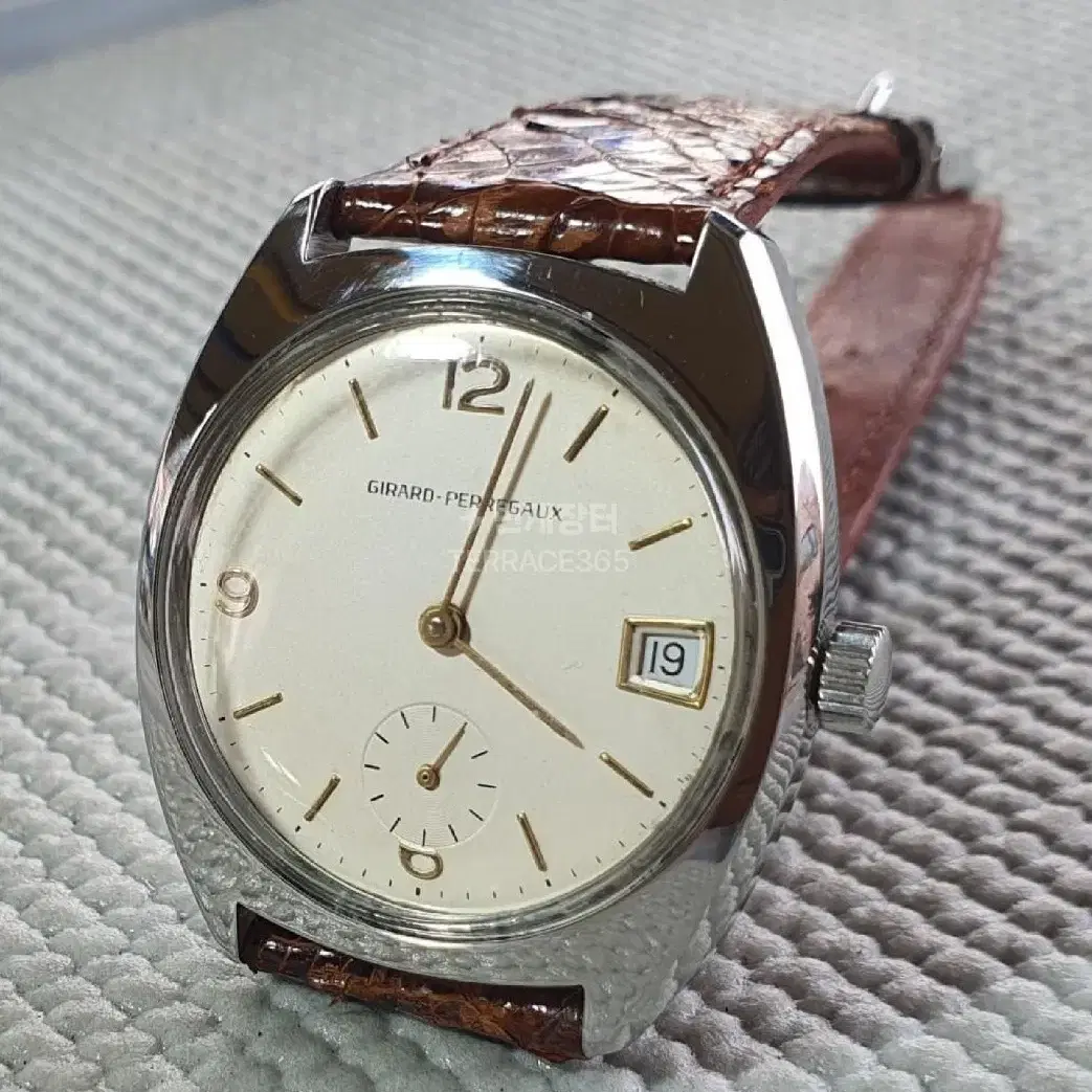 # 205 ) GIRARD PERREGAUX  HAND SWINDING