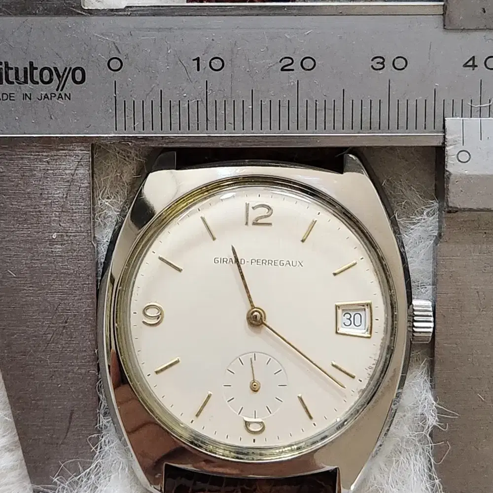 # 205 ) GIRARD PERREGAUX  HAND SWINDING