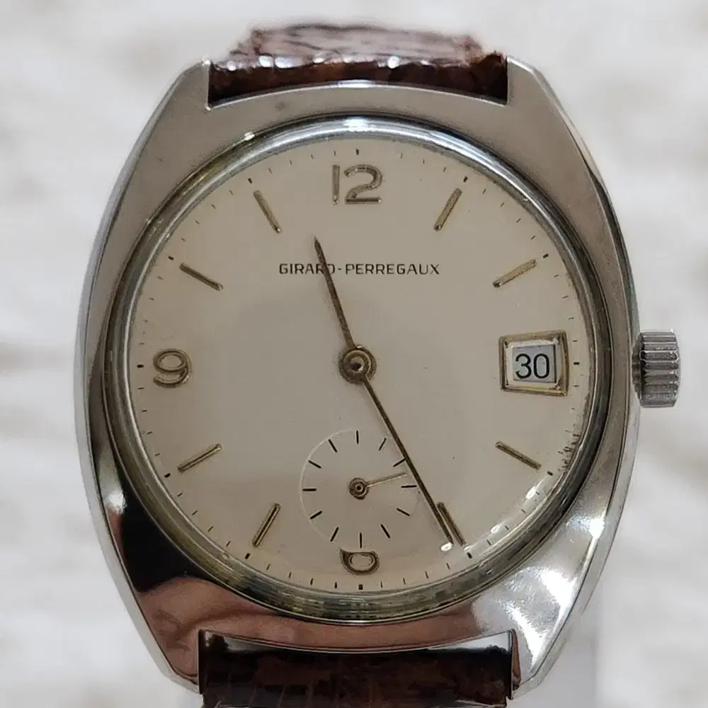 # 205 ) GIRARD PERREGAUX  HAND SWINDING