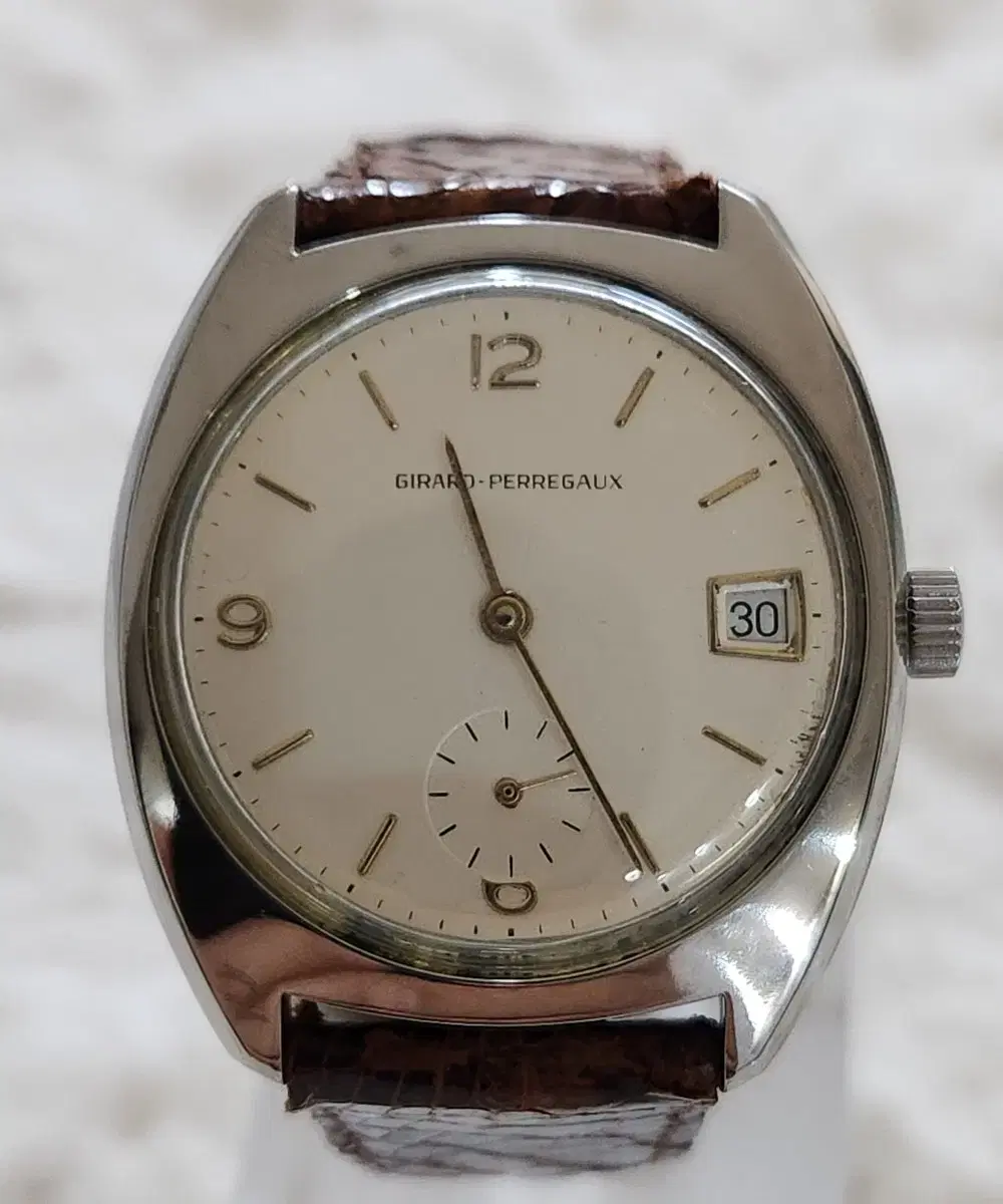 # 205 ) GIRARD PERREGAUX  HAND SWINDING