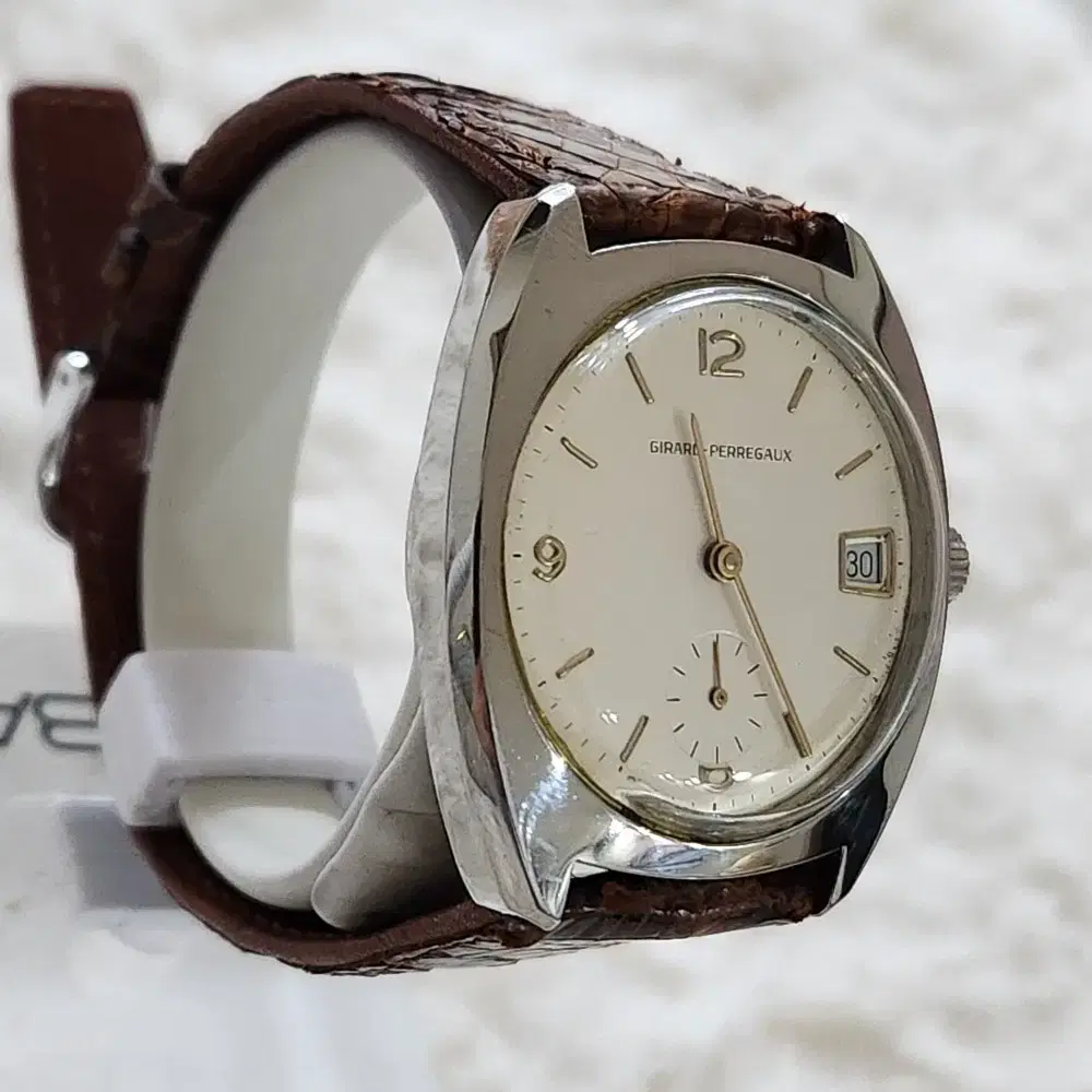 # 205 ) GIRARD PERREGAUX  HAND SWINDING