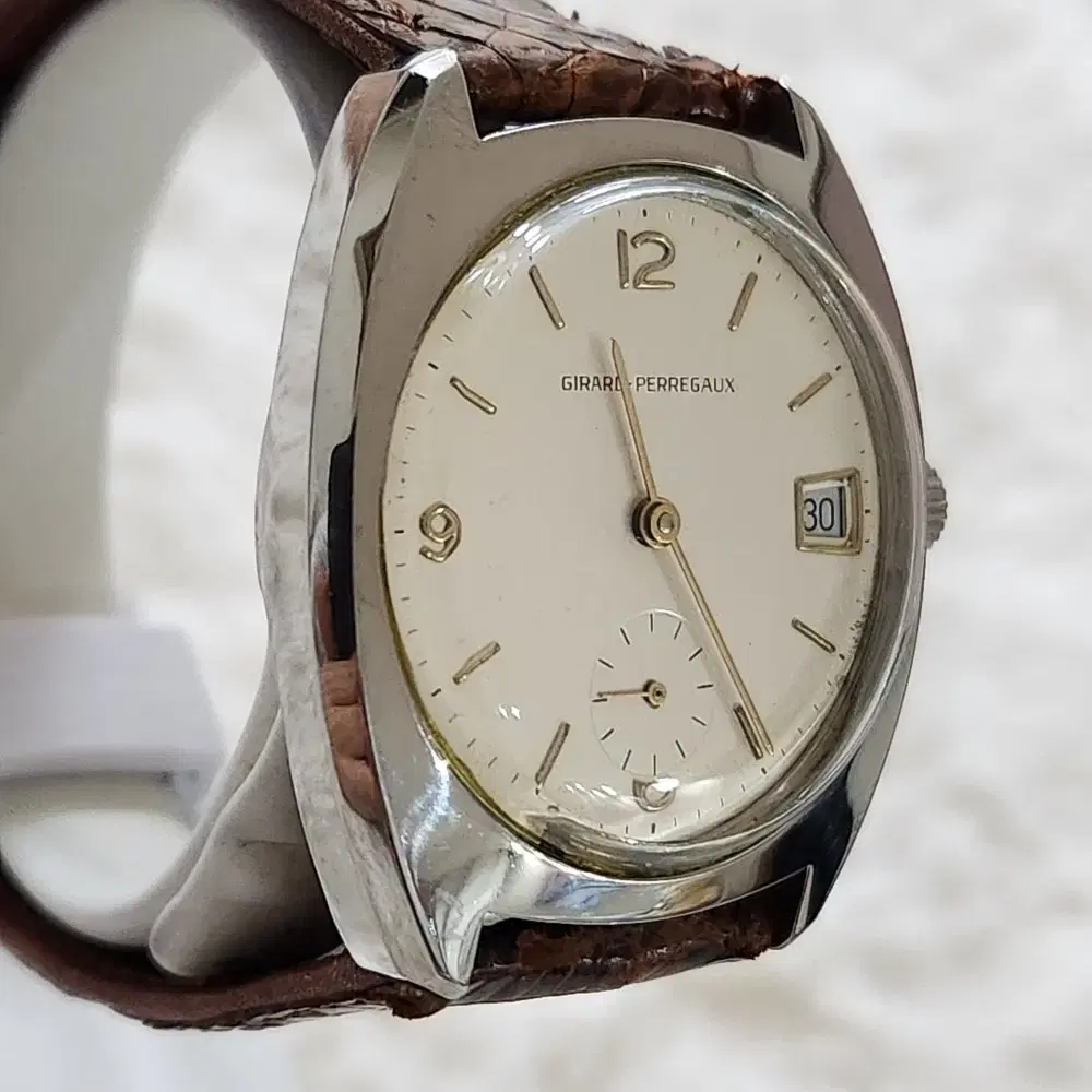 # 205 ) GIRARD PERREGAUX  HAND SWINDING