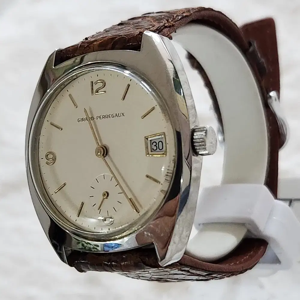 # 205 ) GIRARD PERREGAUX  HAND SWINDING