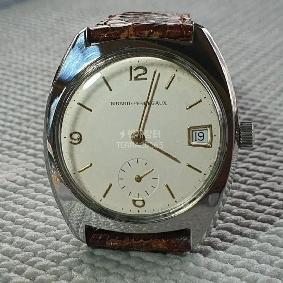 # 205 ) GIRARD PERREGAUX  HAND SWINDING