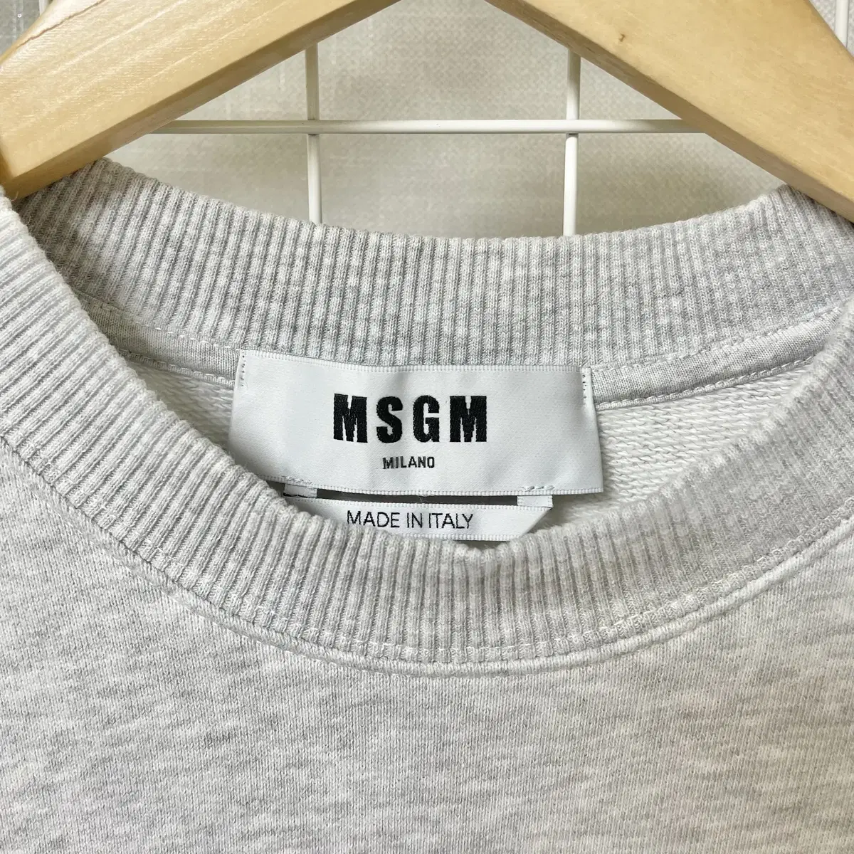 MSGM 네온 맨투맨 스웻셔츠 라이트그레이 WK-0126