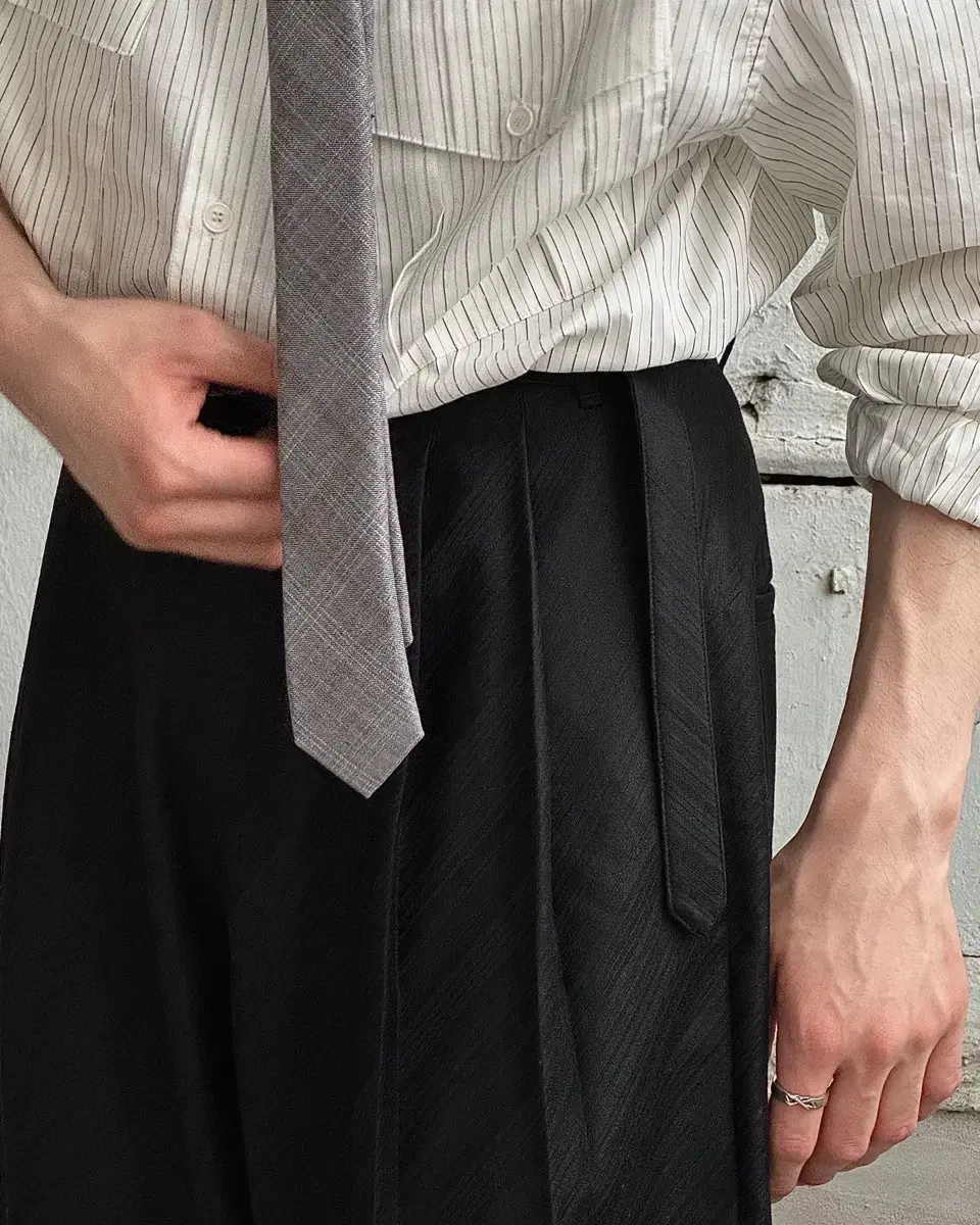 [1] Waiveless Belted Two-Tuck Trouser Black Bias