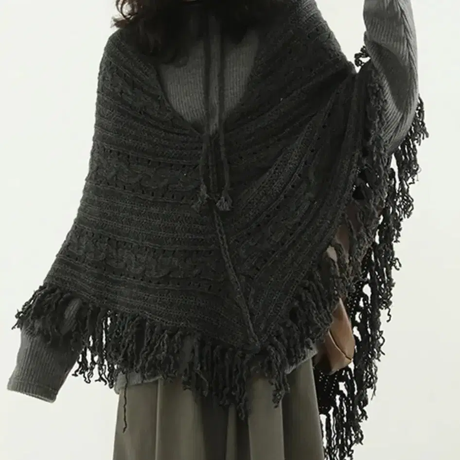 로컬맨션 fringe knit pancho