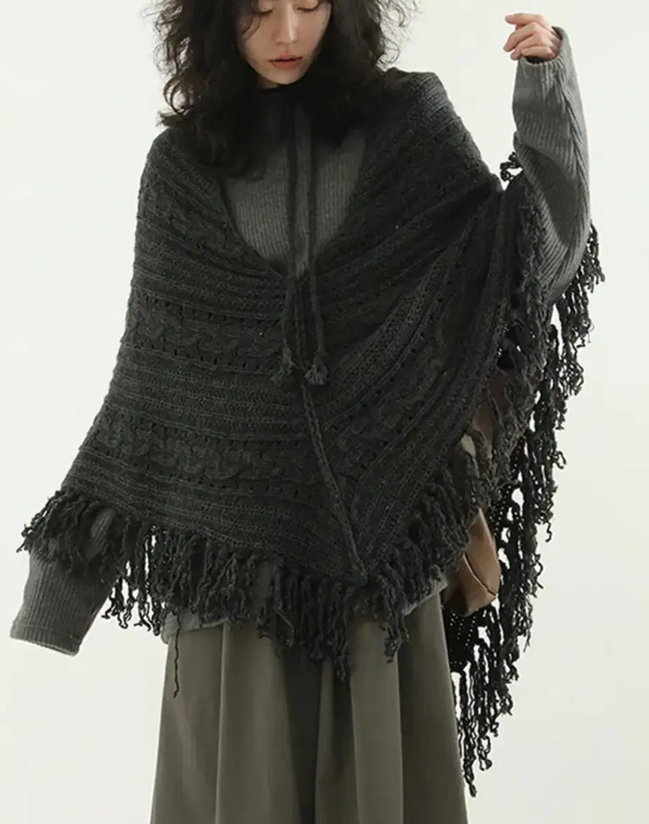 로컬맨션 fringe knit pancho