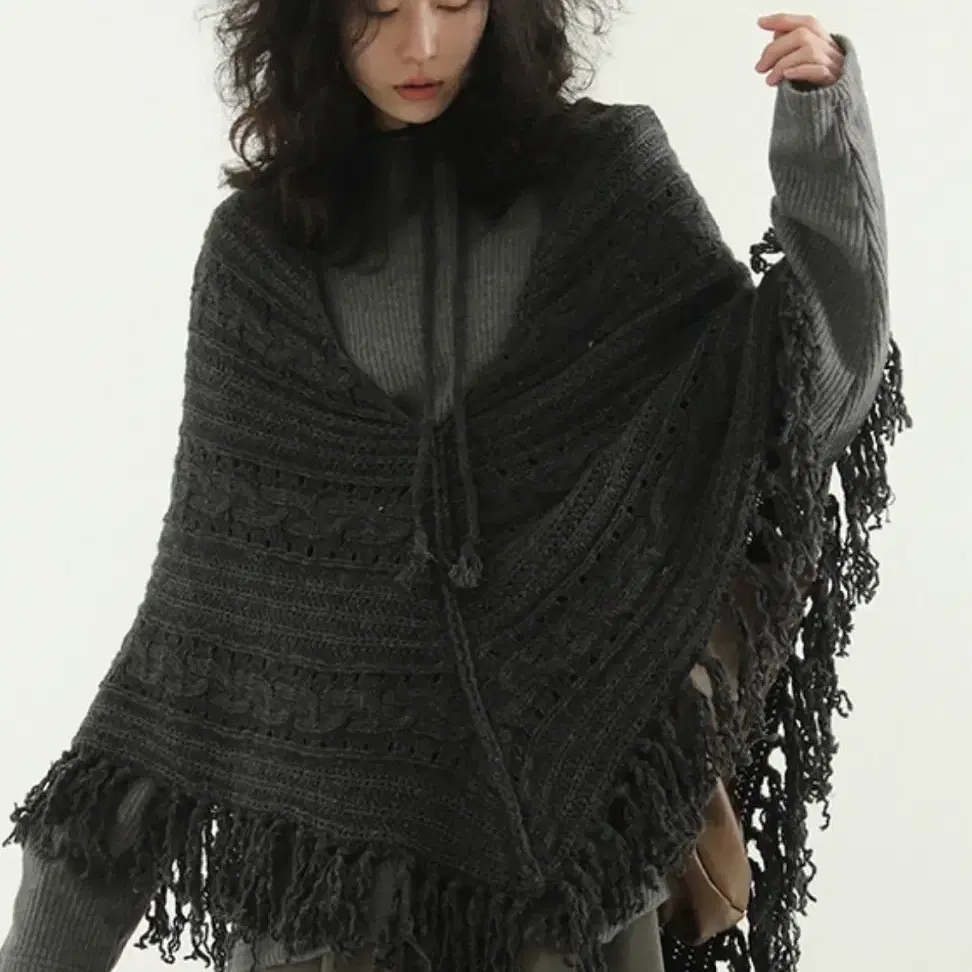 로컬맨션 fringe knit pancho