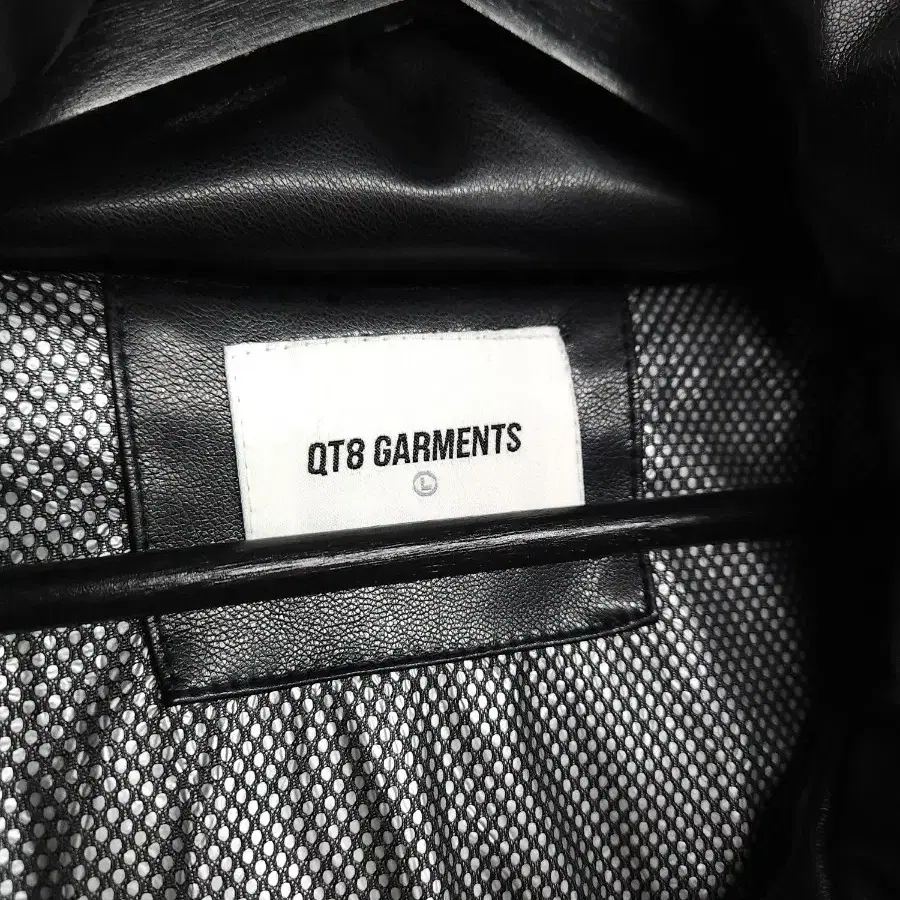 큐티에잇 가먼츠 QT8 GARMENTS 레더 덕다운 숏패딩