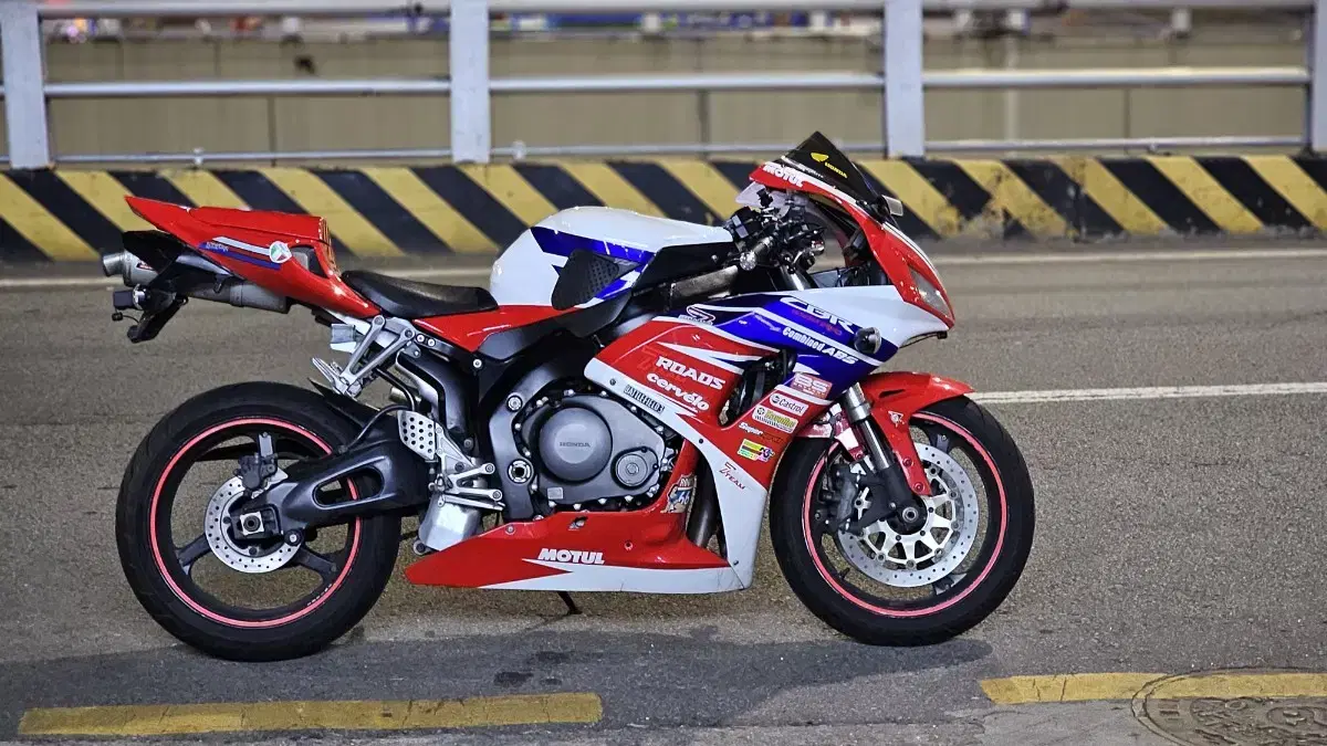 cbr1000rr 상태 좋은 06년식 저렴히 판매