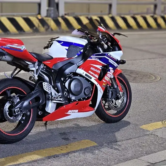 cbr1000rr 상태 좋은 06년식 저렴히 판매