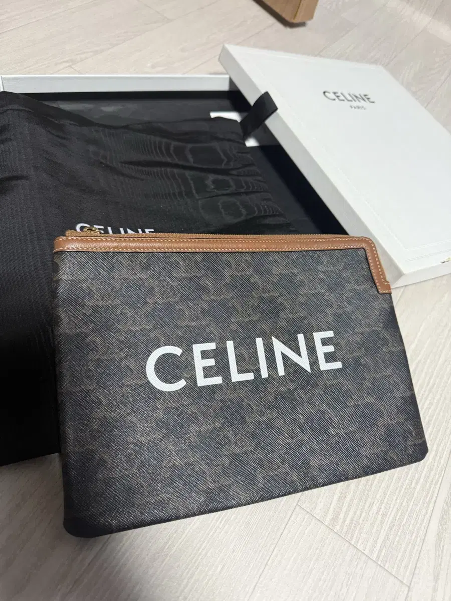 ConditionExcellent) Seline Triope Clutch Bag