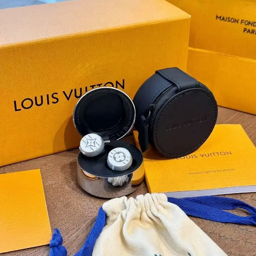 LOUIS VUITTON 3세대 이어폰 화이트