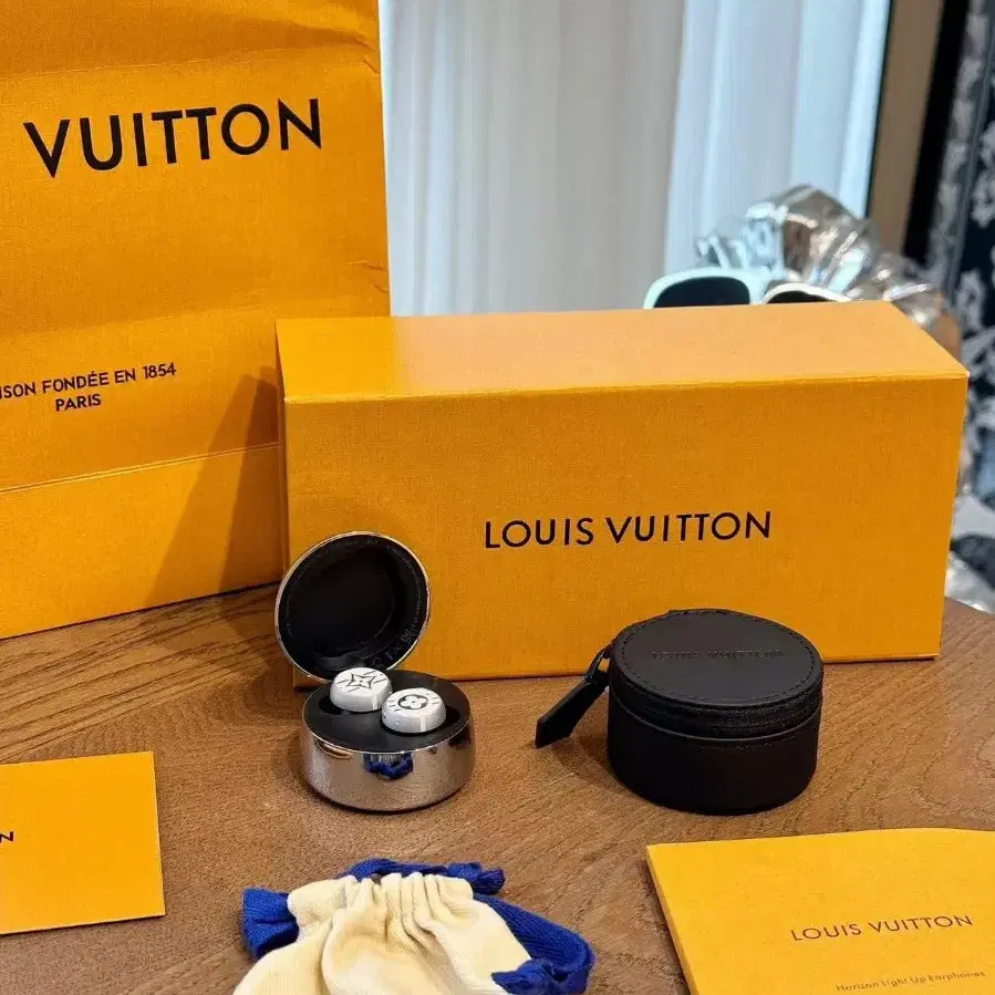 LOUIS VUITTON 3세대 이어폰 화이트