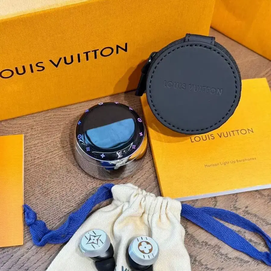 LOUIS VUITTON 3세대 이어폰 화이트