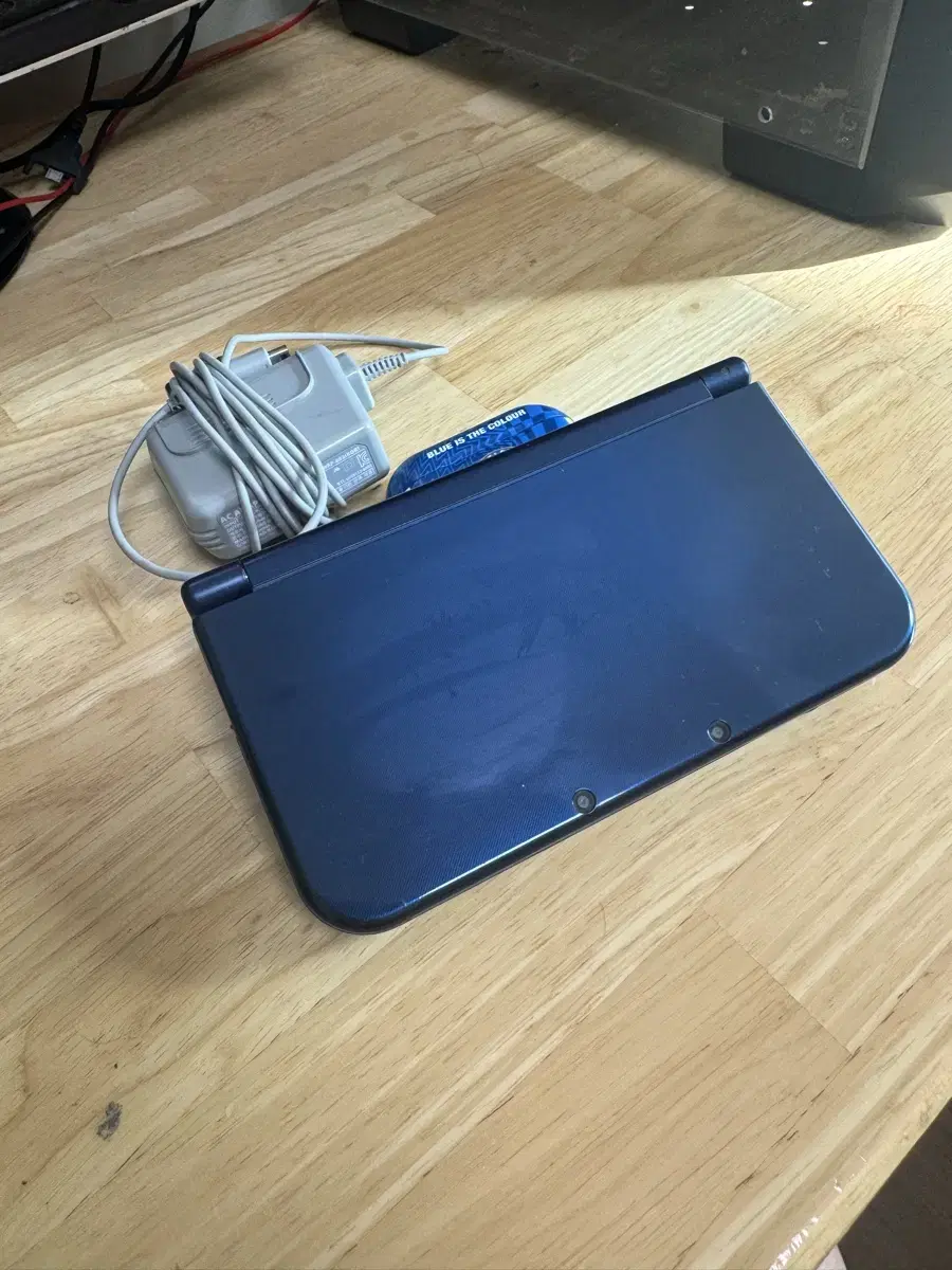 닌텐도 new 3ds xl 블루컬러 본체+정품 충전기 팔아요.