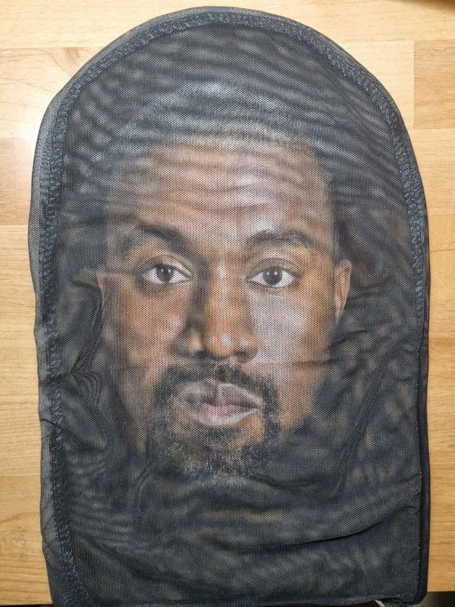 KANYE WEST 가면