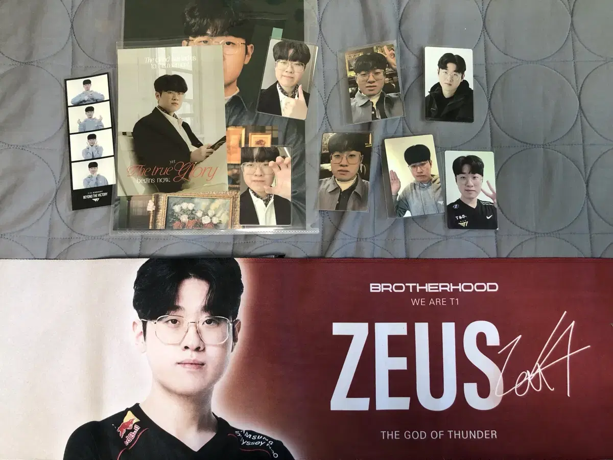 Hanwha Life Zeus photocard sells in bulk!