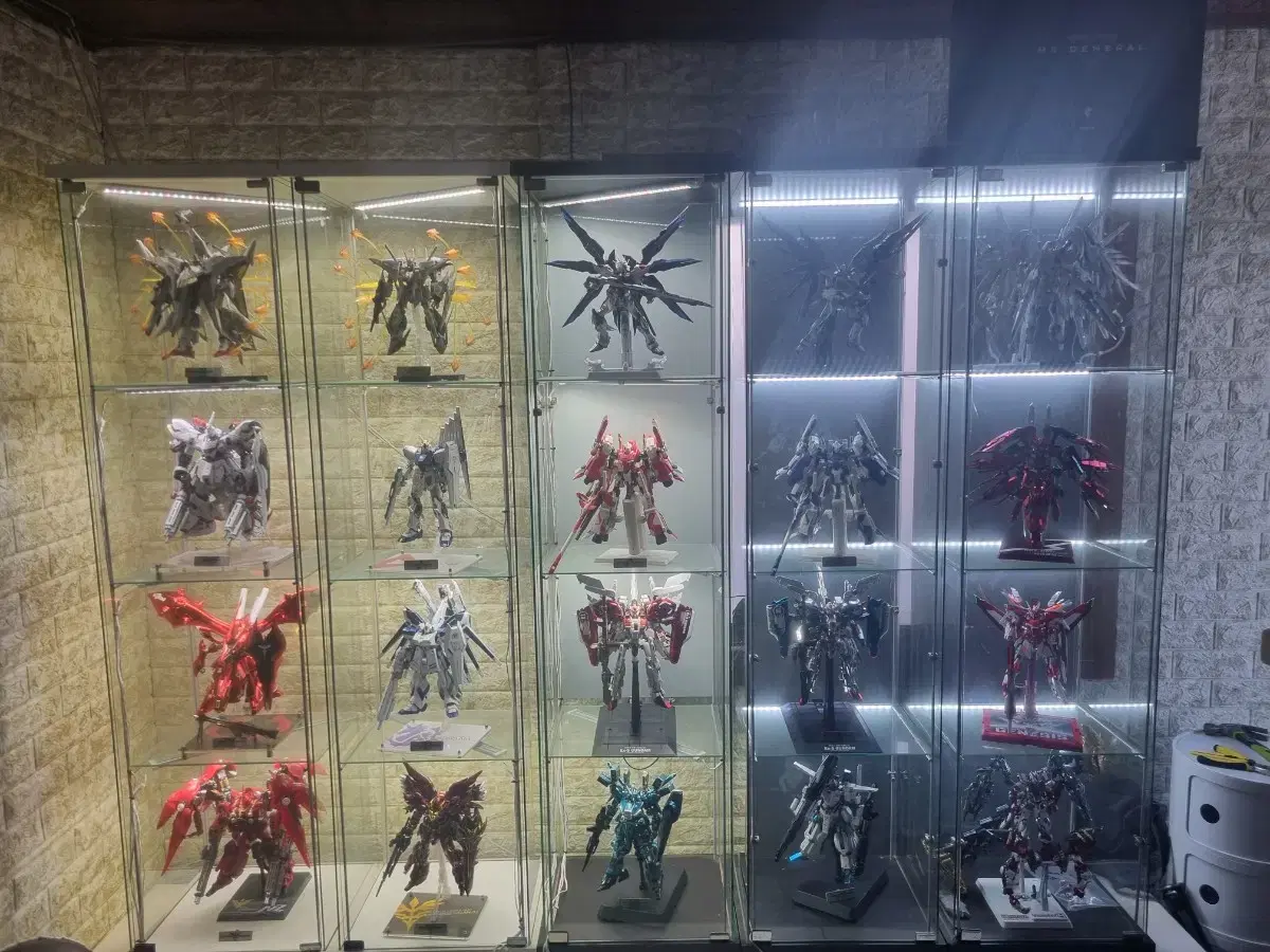 Organize your Gundams with paint jobs, coatings, etc.