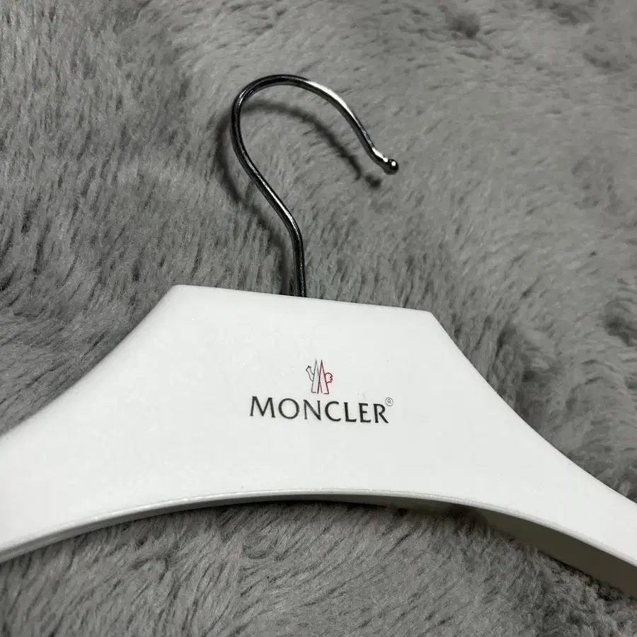 몽클레어 MONCLER 옷걸이 판매합니다.