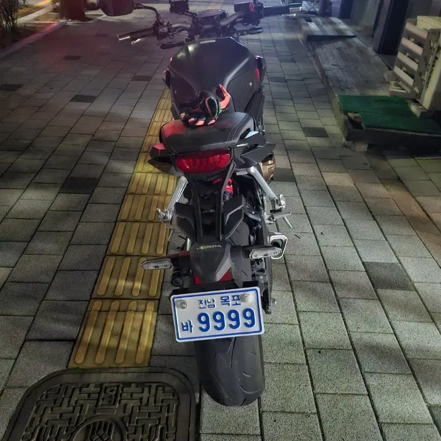 23년식 cb650r 팝니다