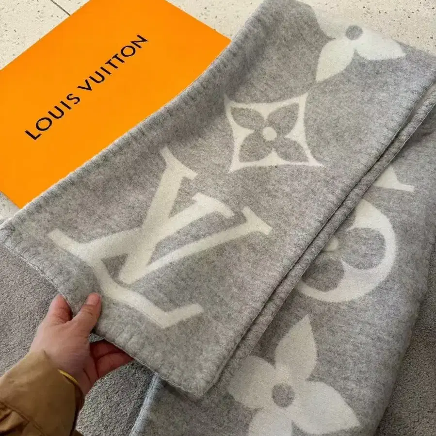 해외 구매LOUIS VUITTON 보온 스카프 그레이