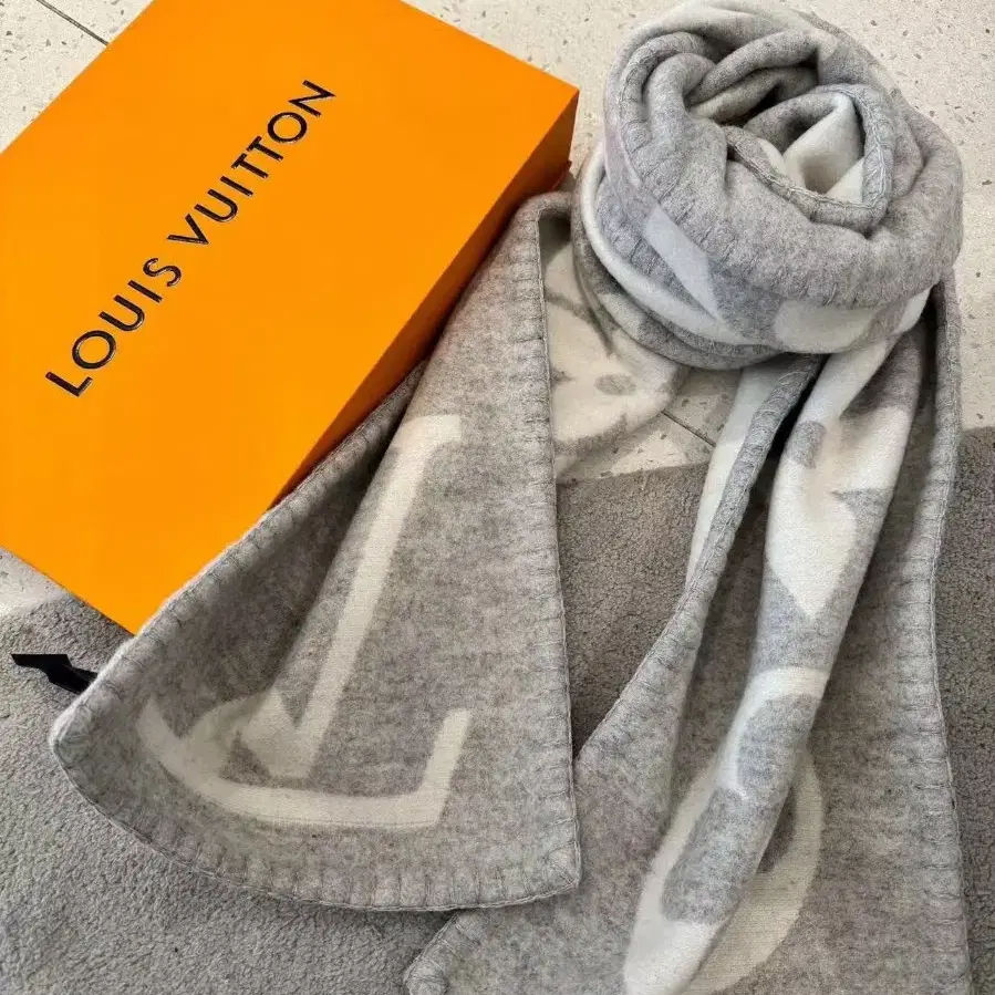 해외 구매LOUIS VUITTON 보온 스카프 그레이