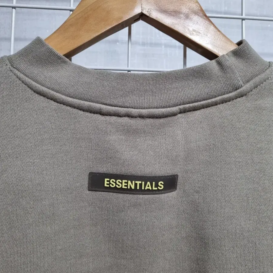 ESSENTIALS 에센셜 맨투맨