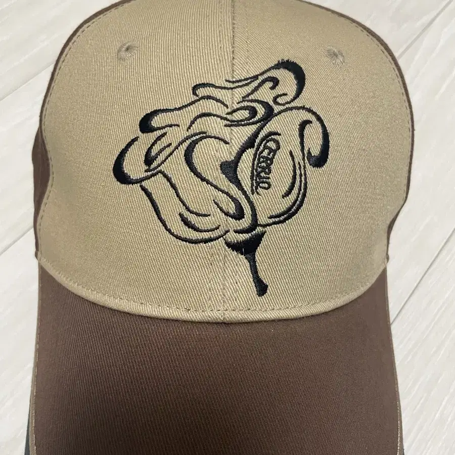 세릭 콘트라스트 로즈볼캡 브라운 contrast rose ball cap